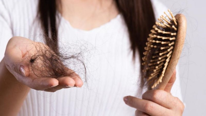 Mơ thấy chải đầu rụng tóc