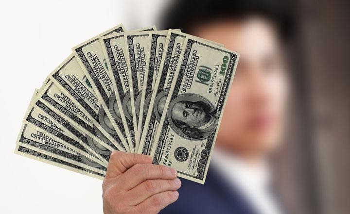 Nằm mơ thấy người ta đưa tiền đánh số mấy?