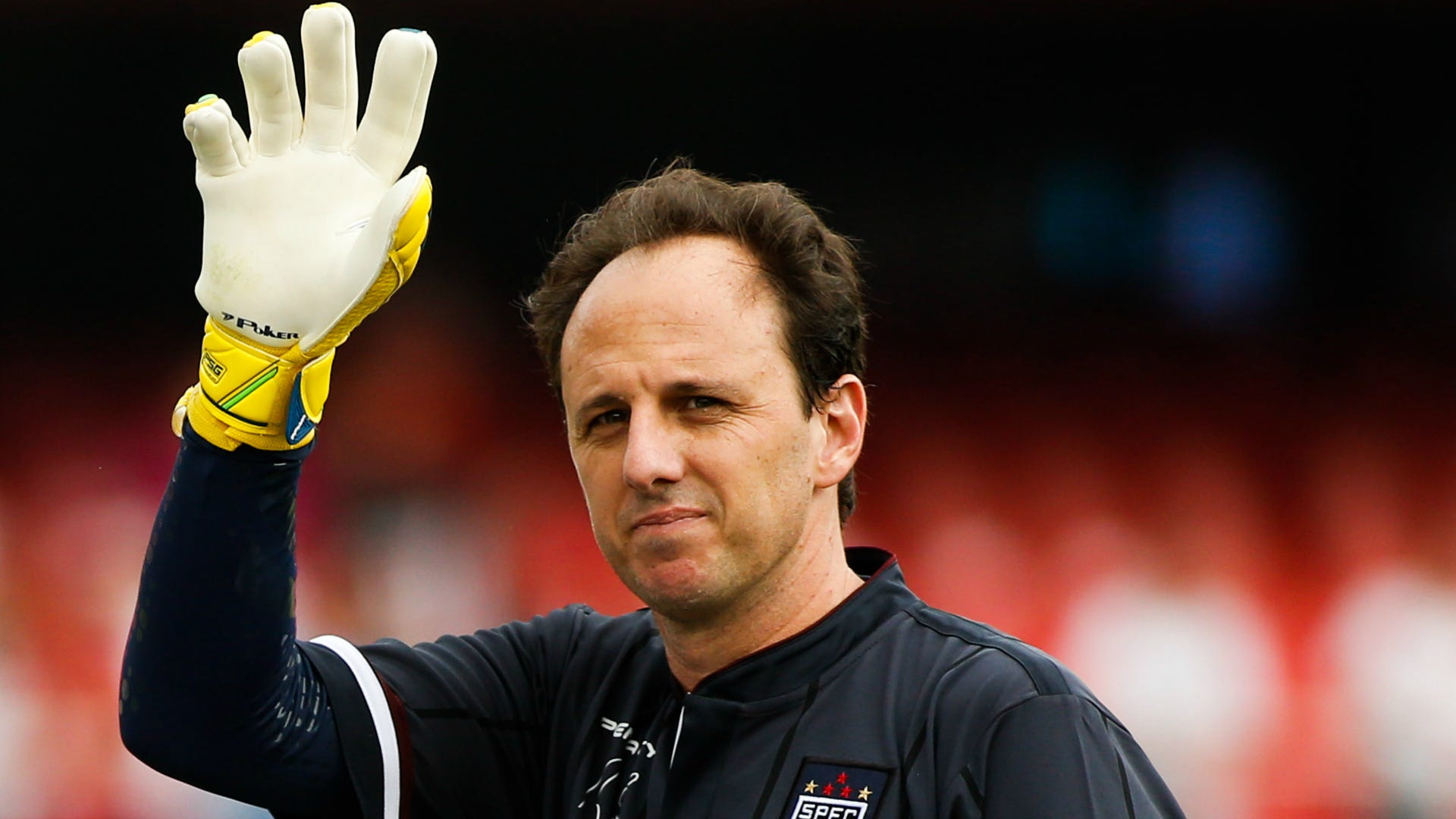 Thủ môn chuyên săn bàn thắng Rogerio Ceni (Brazil) với 123 chiến thắng